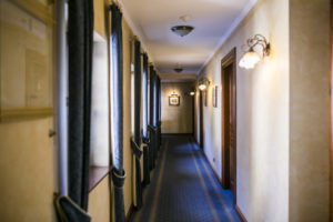 korytarz w hotelu